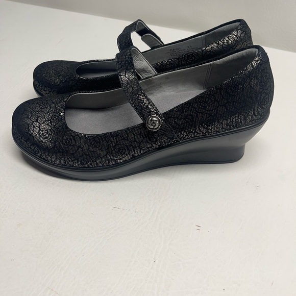 Alegría by PG lite flair pewter florette Mary Jane shoes size9.5 metallic flower - Picture 1 of 7
